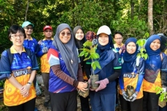 60-sukarelawan-UMP-Kilau-tanam-150-pokok-di-Tasik-Chini-500